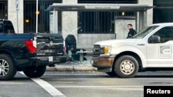 مأموران پلیس در محل تیراندازی به دو عضو گارد ملی در نزدیکی کاخ سفید، ۵ آذر