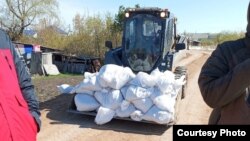 Жители села Казанское на строительстве дамбы