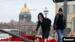 Մարդիկ ծաղիկներ են դնում՝ հրաձգության զոհերի հիշատակին