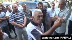 Armenia- Grape growers demonstrate on a highway in Armavir province, 18Sep2015.