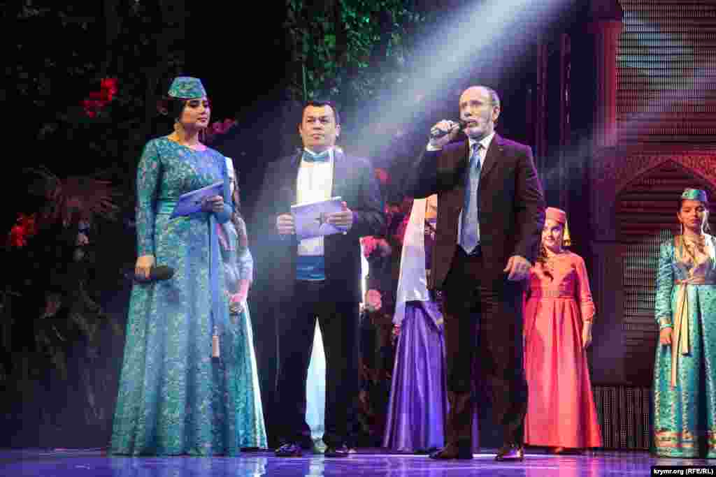 Qırım müftisi Emirali Ablayev yarış iştirakçileri ve teşkilâtçılarına muracaat etip, şunı dedi: &laquo;Elbet de, er bir halqnıñ zor künleri ola, amma olar da keçer ve quvanç künleri kelir, &laquo;Tatlı ses&raquo; kibi&raquo; 