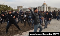 Тынч өтүп жаткан атаандаш митингдин катышуучуларына кол салуу учуру. "Ала-Тоо" аянты. 09.10.2020.