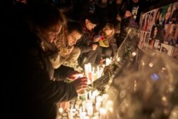 سوگواران جان‌باختگان پرواز تهران-کی‌یف در تورنتو، کانادا، ۹ ژانویه