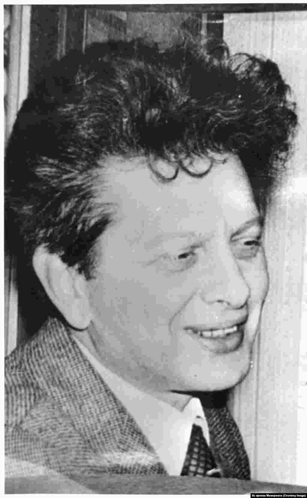 Александр Павлович Лавут (1929-2013). Математик. 1969 елдан Кеше хокукларын яклау инициатив төркеме әгъзасы. Мемориал кеше хокукларын яклау үзәге әгъзасы. Сәяси тоткын (1980-1986). &quot;Хроника текущих событий&quot; басмасын чыгаручыларның берсе. 1974 елда басманың 31нче чыгарылышын тулысынча кырымтатар хәрәкәтенә багышлый.