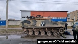 Зьнішчаная расейская тэхніка на вуліцах Гастомелю, сакавік 2021