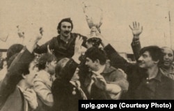 Капитан «Динамо» Александр Чивадзе с кубком в руке