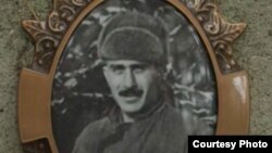 Капитан Монти. Изображение на стеле у места гибели.