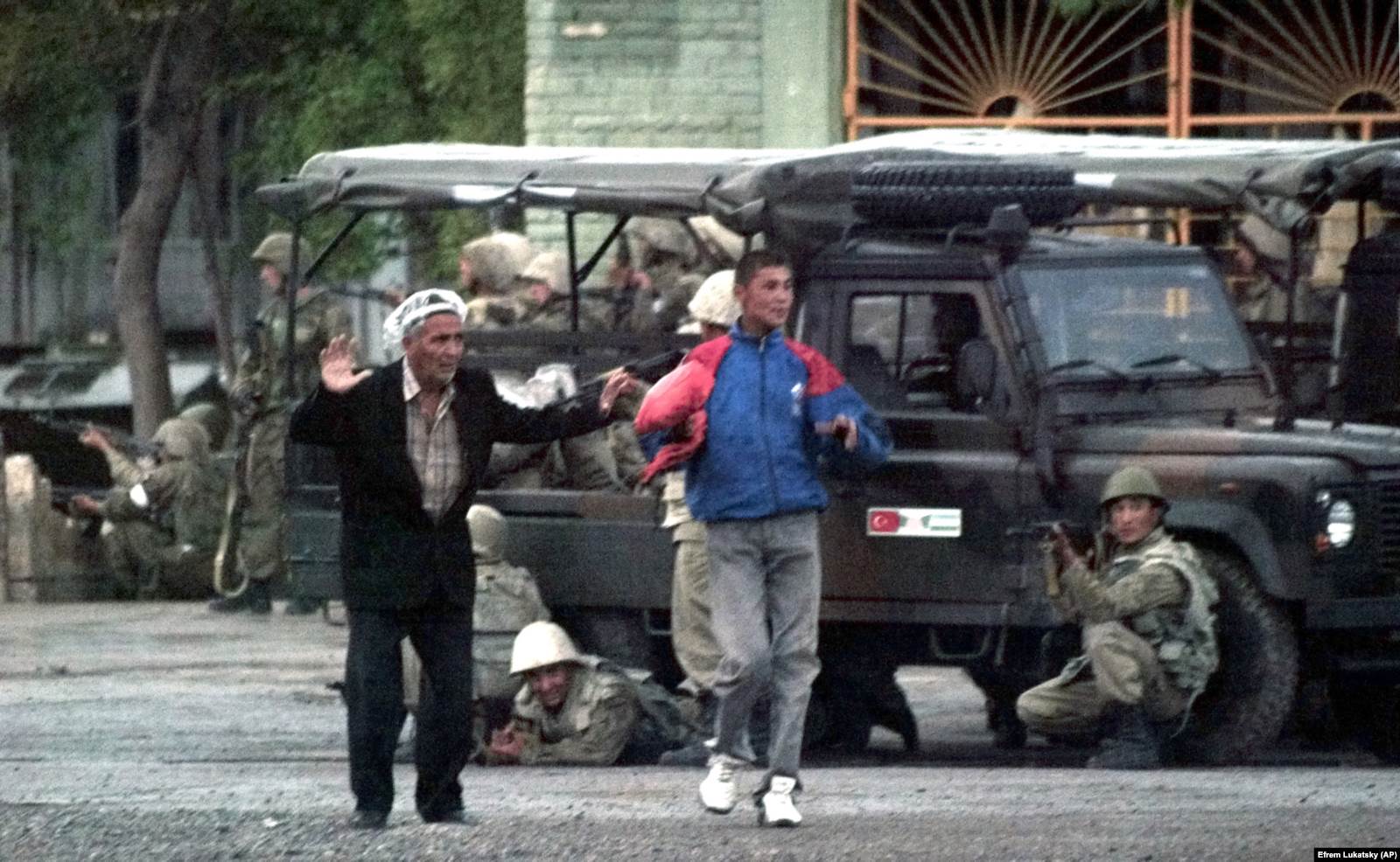 Тұрғындардың бірі қарулы жасақ алдында қолын көтеріп тұр. 13 мамыр 2005 жыл. 