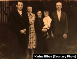 Марія та Петро з батьками Маріїї та сином Мироном на руках у бабусі, 1959 рік