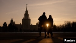 Мәскеу мемлекеттік университеті ғимаратына қарап тұрған адамдар. Мәскеу, Ресей. 28 ақпан, 2025 жыл. 