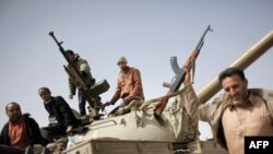 Hökümete garşy söweşijiler “Brega şäheri rewolýusiýanyň kontrollygynda” diýip, yglan etdiler, 2-nji mart.