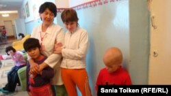 Облыстық ақыл-есі кем балаларға арналған интернат тәрбиешісі Қарлыға Елденова балалармен бірге тұр.  Атырау, 4 қазан 2012 жыл
