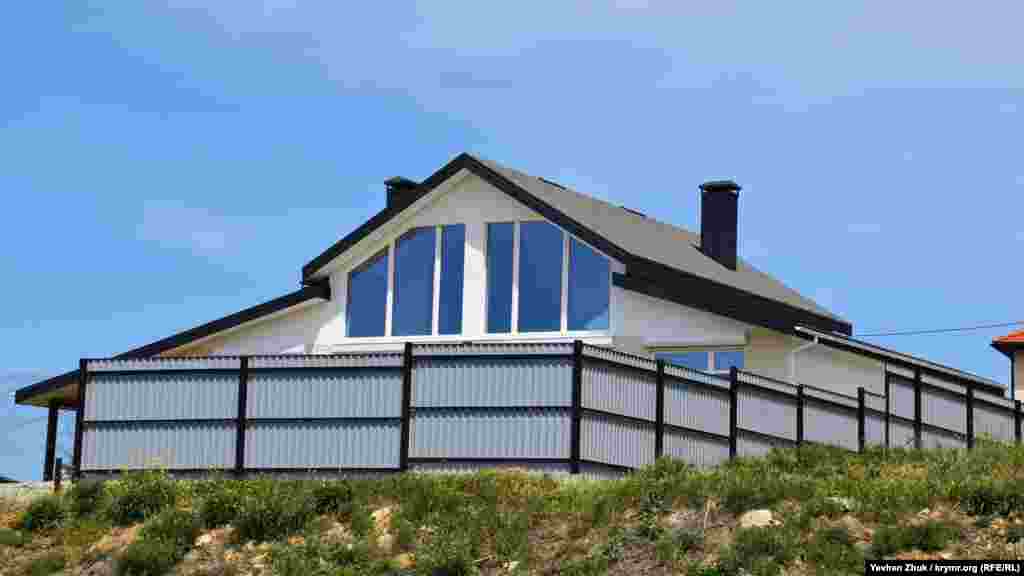 Контрастом скромным сельским домикам выступают современные особняки