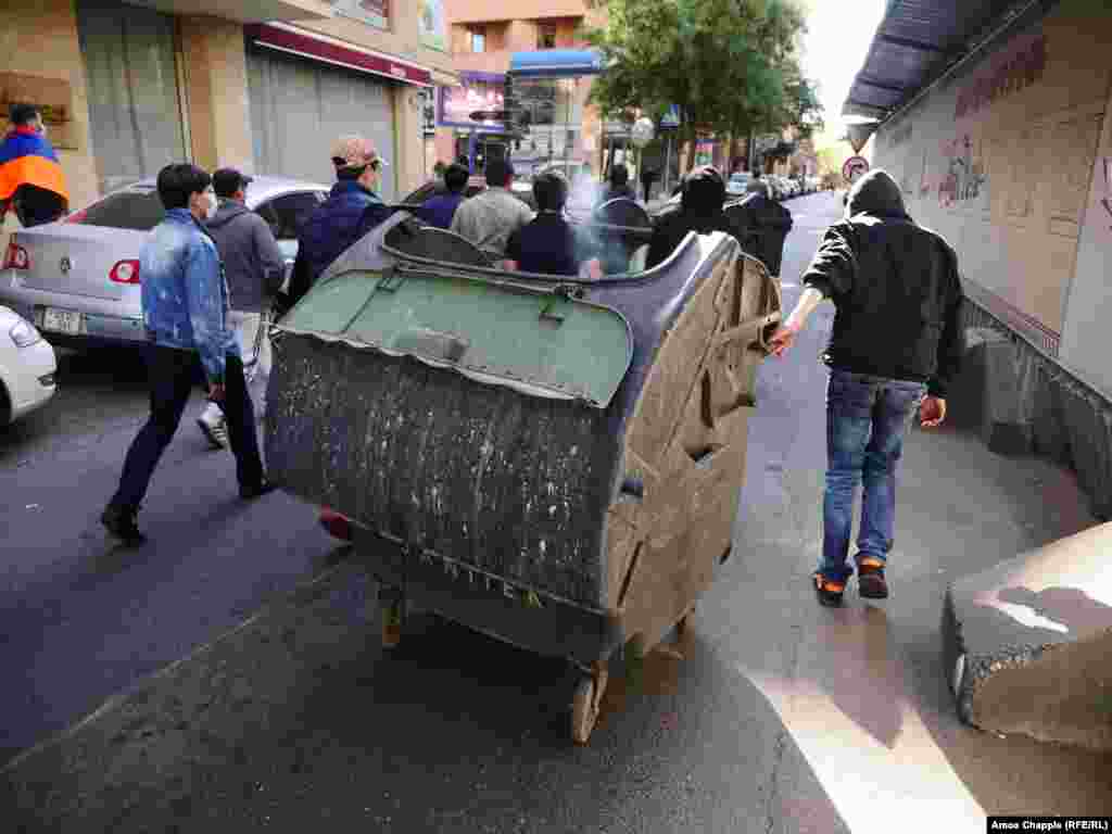 پلیس&nbsp;روز دوشنبه از ابزاری همچون نارنجک&zwnj;های گیج&zwnj;کننده استفاده کرد تا مانع پیشروی معترضانی شود. 