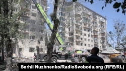 Кількість загиблих у Києві зросла до 28: рятувальна операція завершена (фоторепортаж)