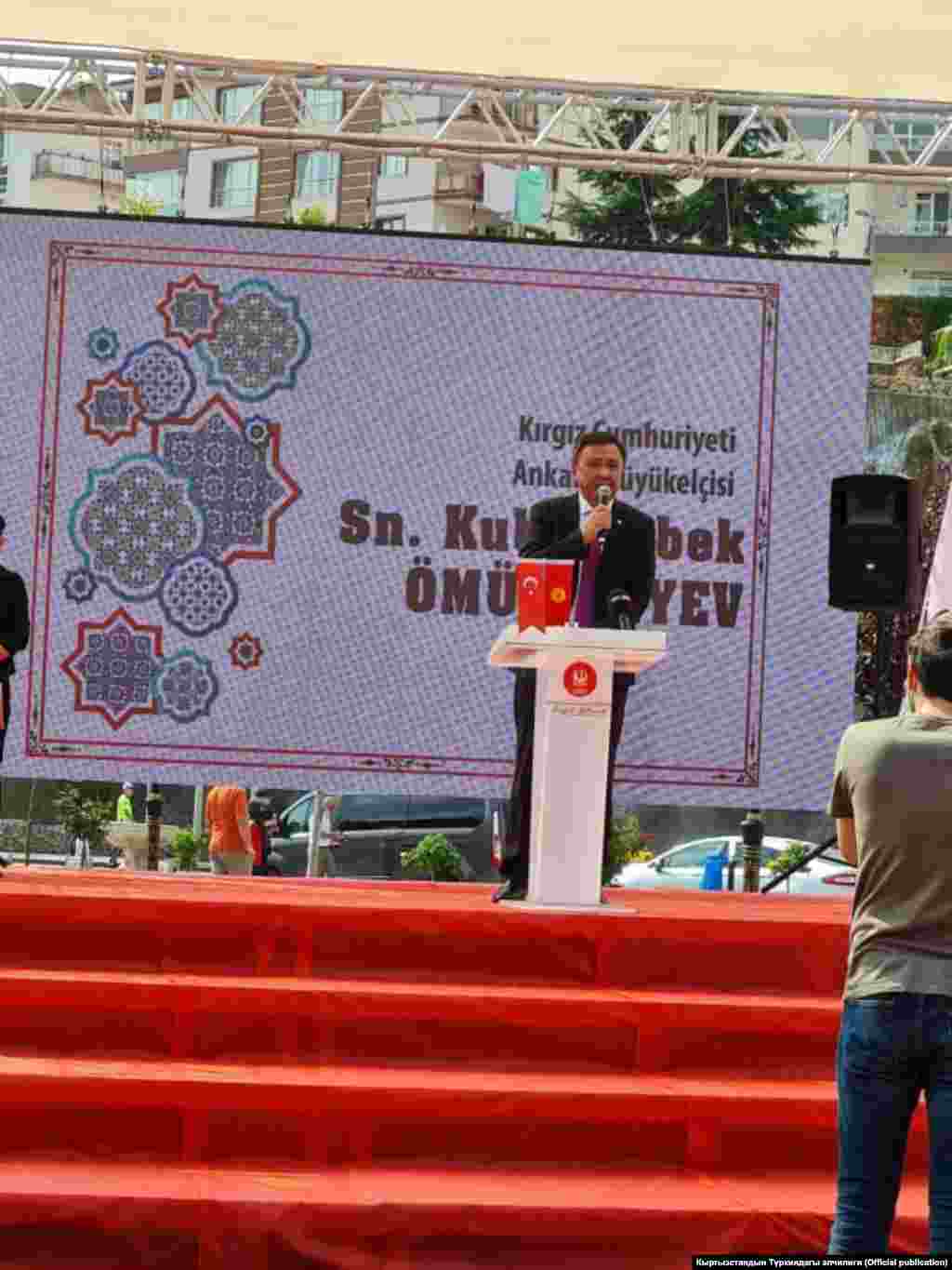 Кыргызстандын Түркиядагы элчиси Кубанычбек Өмүралиев айкелдин ачылыш аземинде.