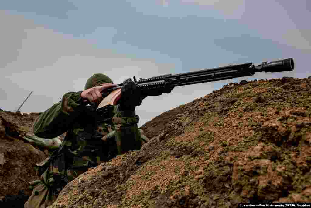 Боєць полку &laquo;Азов&raquo; під час запеклої перестрілки поблизу Маріуполя, село Широкино. 18 квітня 2015 року