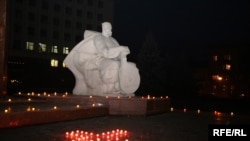 Під час акції вшанування жертв Голодомору біля пам’ятника кобзареві на площі перед «білим будинком» в Івано-Франківську