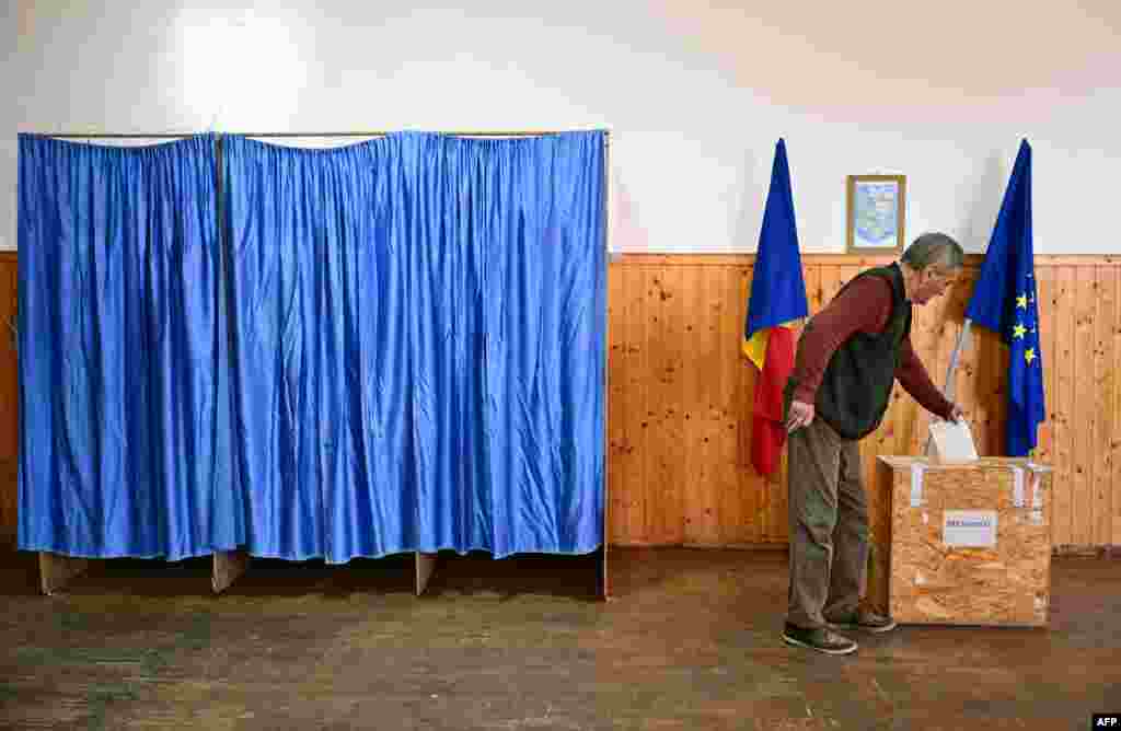 18-майда Румынияда президенттик шайлоонун экинчи айлампасы өттү. Персани шаарындагы добушканалардын биринде.