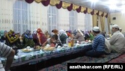 Illýustrasiýa suraty. Agzaçar sadakasy. Arhiwden alyndy.