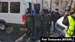 Полицейские задерживают участников митинга в Алматы. 16 декабря 2019 года.