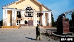 Украінскі вайсковец каля зьнішчанага помніка Ўладзіміру Леніну на цэнтральнай плошчы ў Суджы Курскай вобласьці, 21 жніўня 2024. Ілюстрацыйнае фота