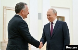 Президент Росії Володимир Путін вітає спецпосланця президента США Дональда Трампа Стіва Віткоффа під час зустрічі в Москві, Росія, 25 квітня 2025 року