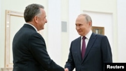دیدار ولادیمیر پوتین (سمت راست) و استیو ویتکاف در مسکو در روز چهارشنبه ۱۵ مرداد
