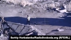 Російський військовослужбовець пересувається по промисловій зоні, за кілька хвилин до ураження FPV