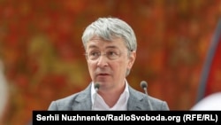 За словами Ткаченка, такі питання з пам‘ятниками «у законний спосіб мають вирішувати місцеві органи української влади»