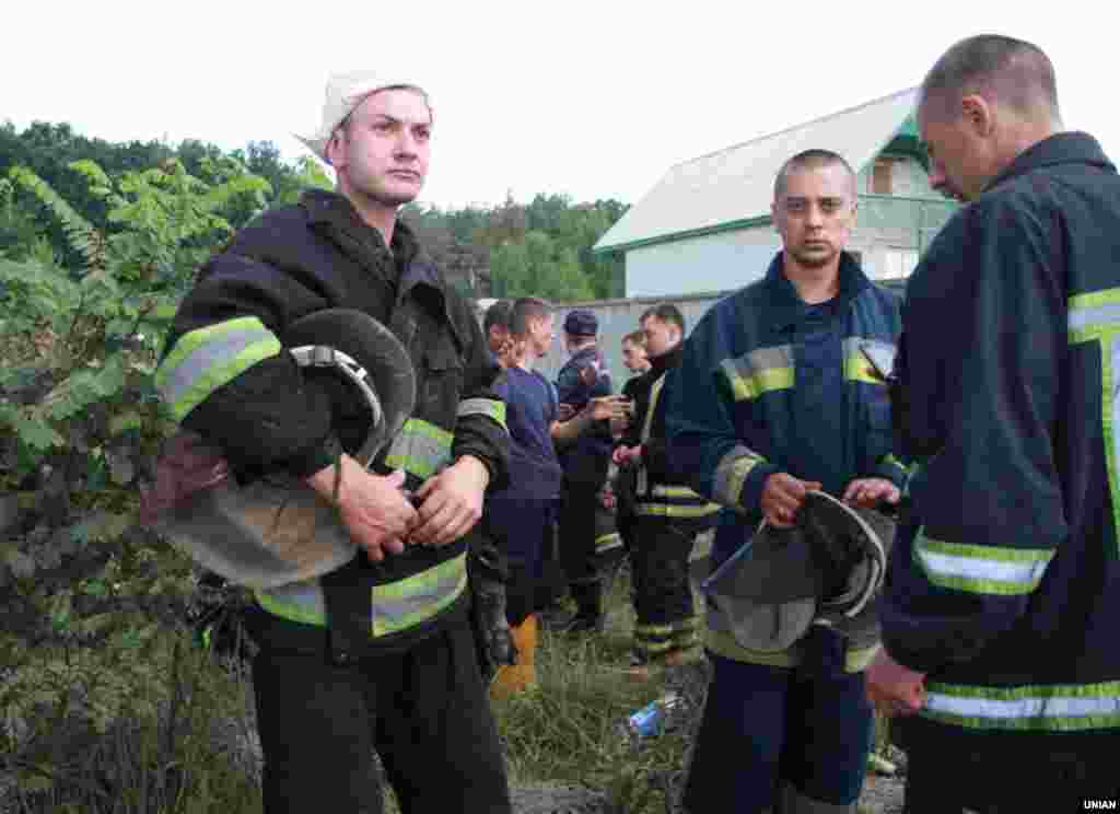 Співробітники ДСНС України під час пожежі на території нафтобази