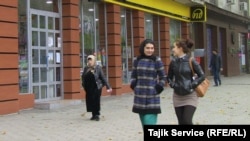 На улице в Душанбе. 20 ноября 2015 года.