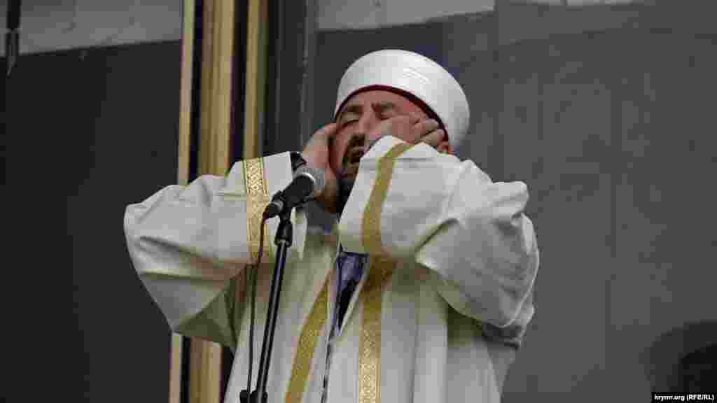 Aqmescit 2013. Müezzin mitingde ezan çağıra