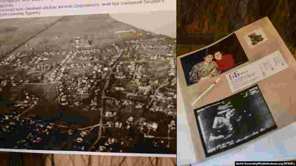 &laquo;Сімейний альбом&raquo;. Сумна сторінка історії села Широкіне Донецької області, де в результаті бойових дій 60% будівель виявилися зруйнованими, а з 1411 жителів у довоєнні часи станом на середину квітня 2015 р. залишилося 40 осіб. Експонується сімейний альбом жителів Широкиного, який був знайдений бійцями в одному з будинків