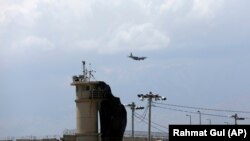 Американський військовий літак над авіабазою Баграм в Афганстані