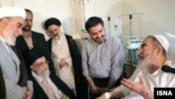 زمانی که فاضل لنکرانی در بیمارستان بستری بود رهبر جمهوری اسلامی به عیادت وی رفت.