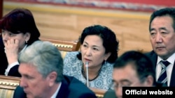 Камила Талиева өкмөт мүчөлөрү менен парламентте, 3-апрель, 2014.