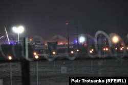 Полиция кызматкерлери Казакстандын аскер учагы кулаган жерге эч кимди өткөрбөй кайтарып турат. Алматы аба майданы. 2021-жылдын 13-марты.