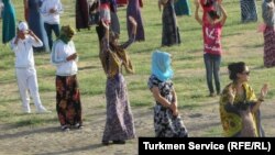 "Marşirowkalara" gatnaşýan türkmenistanlylar.