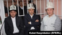 Депутаттар Камчыбек Ташиев, Садыр Жапаров жана Талант Мамытов сот залында. Бишкек, 10-январь, 2013.