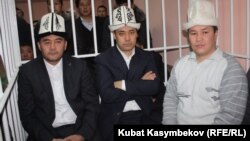 Подсудимые депутаты в Первомайском районном суде, Бишкек, 10 января 2013 года.