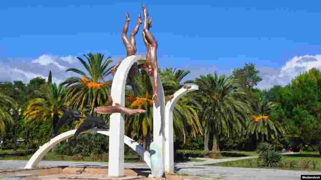 Монументально-декоративные произведения курортного комплекса в Пицунде (1967) – панно, витражи, оформление интерьеров, скульптура «Ныряльщики» (на фото).