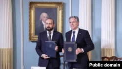 آنتونی بلینکن، وزیر امور خارجه آمریکا، و آرارات میرزویان، وزیر امور خارجه ارمنستان، منشور مشارکت راهبردی بین جمهوری ارمنستان و ایالات متحده آمریکا را در واشینگتن امضا کردند. سه‌شنبه ۲۵ دی