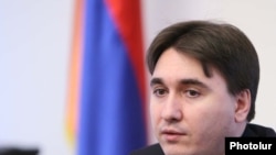 Министр территориального управления Армении, вице-премьер Армен Геворгян на пресс-конференции, 15 января 2010 г. 