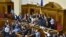 Українські депутати блокують трибуну парламенту в Києві, 5 жовтня 2017 року