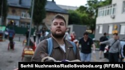 Киевляне возле дома, поврежденного во время российской воздушной атаки. 6 июня 2025 года