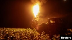 Український військовий веде вогонь із зенітної кулеметної установки ЗПУ-2 по російському дрону на Харківщині, липень 2025 року