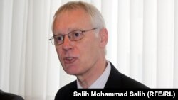 سایمون گس، مذاکره‌کننده ارشد بریتانیا