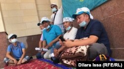 Аштықты әкімдік алдында жалғастырып жатқан белсенділер. Шымкент, 1 шілде 2021 жыл.