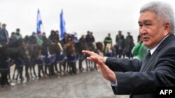 "Ар-намыстын" лидери Феликс Кулов Чүйдүн Байтик айылындагы тарапкерлеринин алдында. 8-октябрь, 2010.